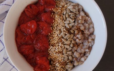 Buchweizen-Porridge mit Früchten und Nüssen