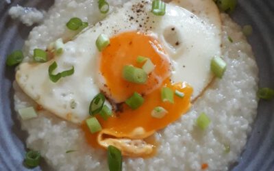 Congee mit Spiegelei