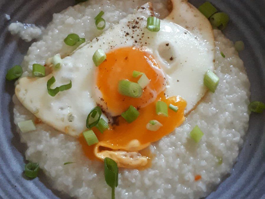 Congee mit Spiegelei
