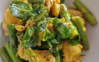 Kartoffelsalat mit grünem Spargel und Feldsalat